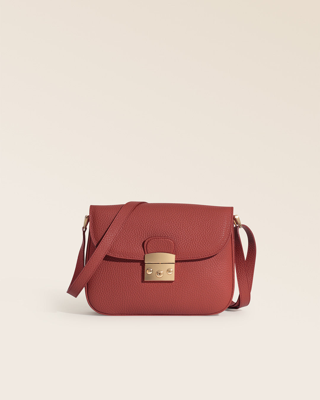 Notre sac Cornouaille Renouard en cuir façon vigogne terracotta vu de face en studio.