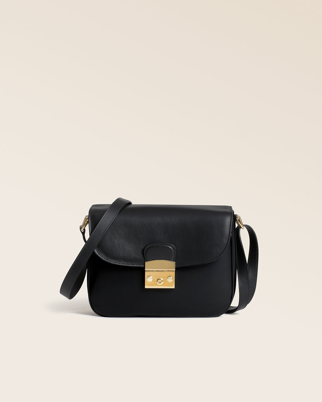 Notre sac Cornouaille Renouard en cuir lisse noir, vu de face en studio.