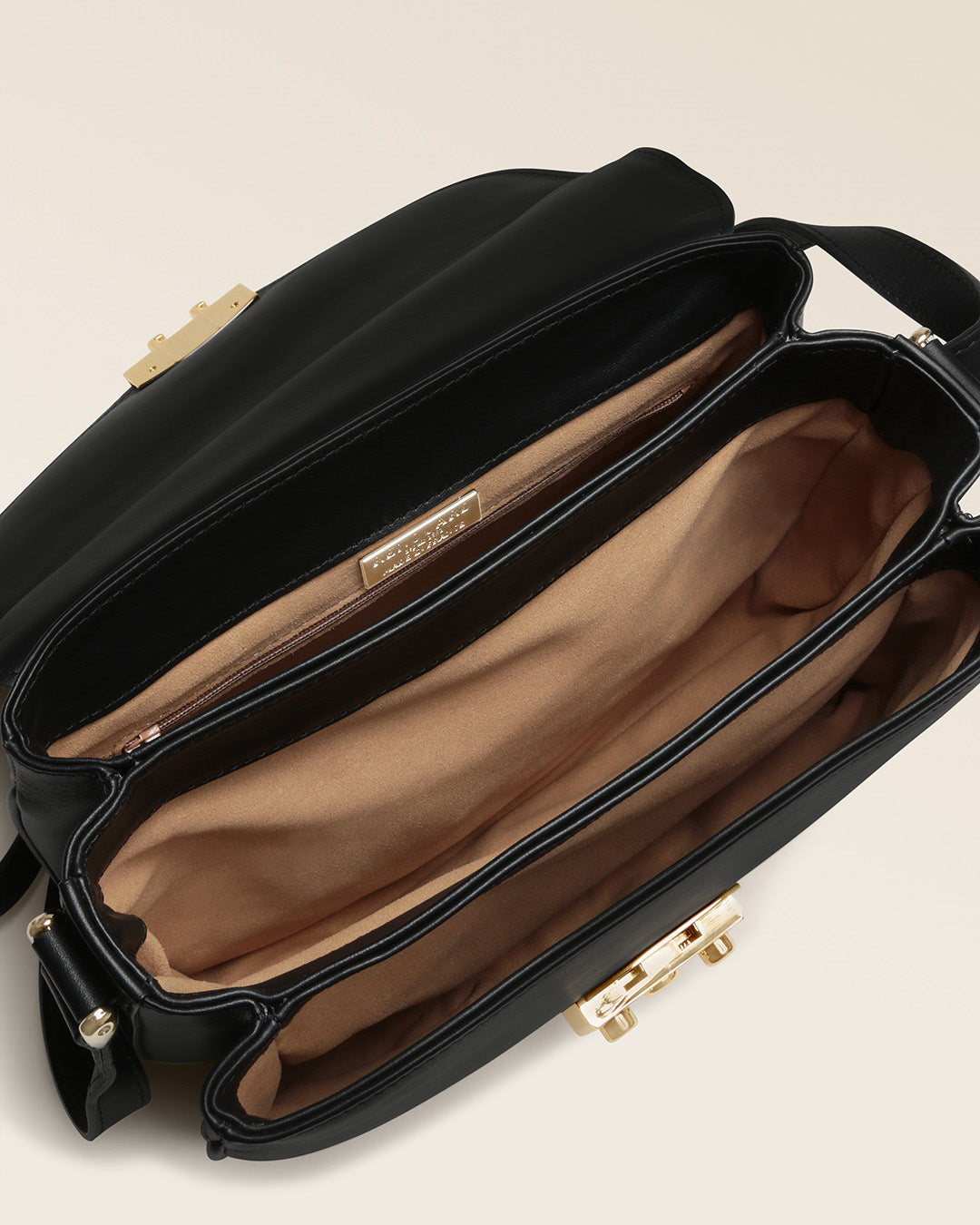 Notre sac Cornouaille Renouard en cuir lisse noir, vu de l'intérieur en studio.