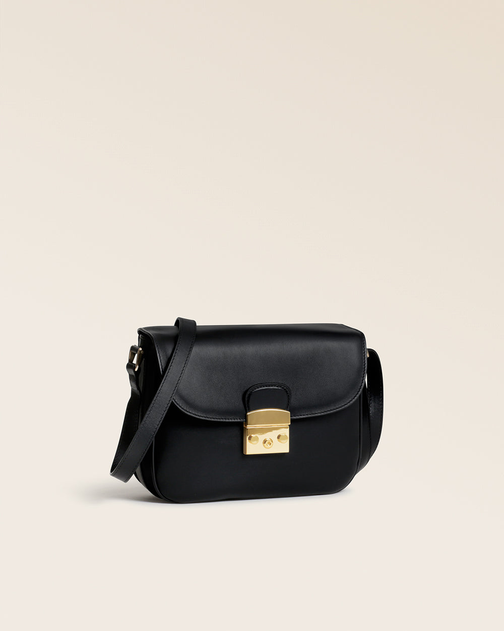 Notre sac Cornouaille Renouard en cuir lisse noir, vu de quart en studio.