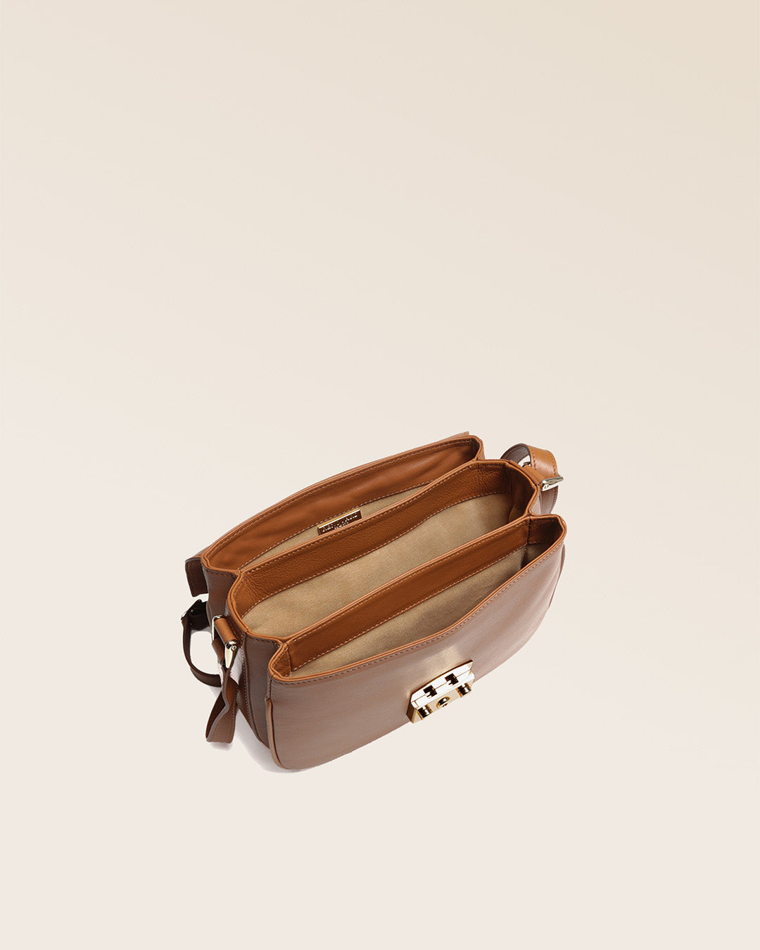 Notre sac Cornouaille en cuir vintage camel vu du dessus.