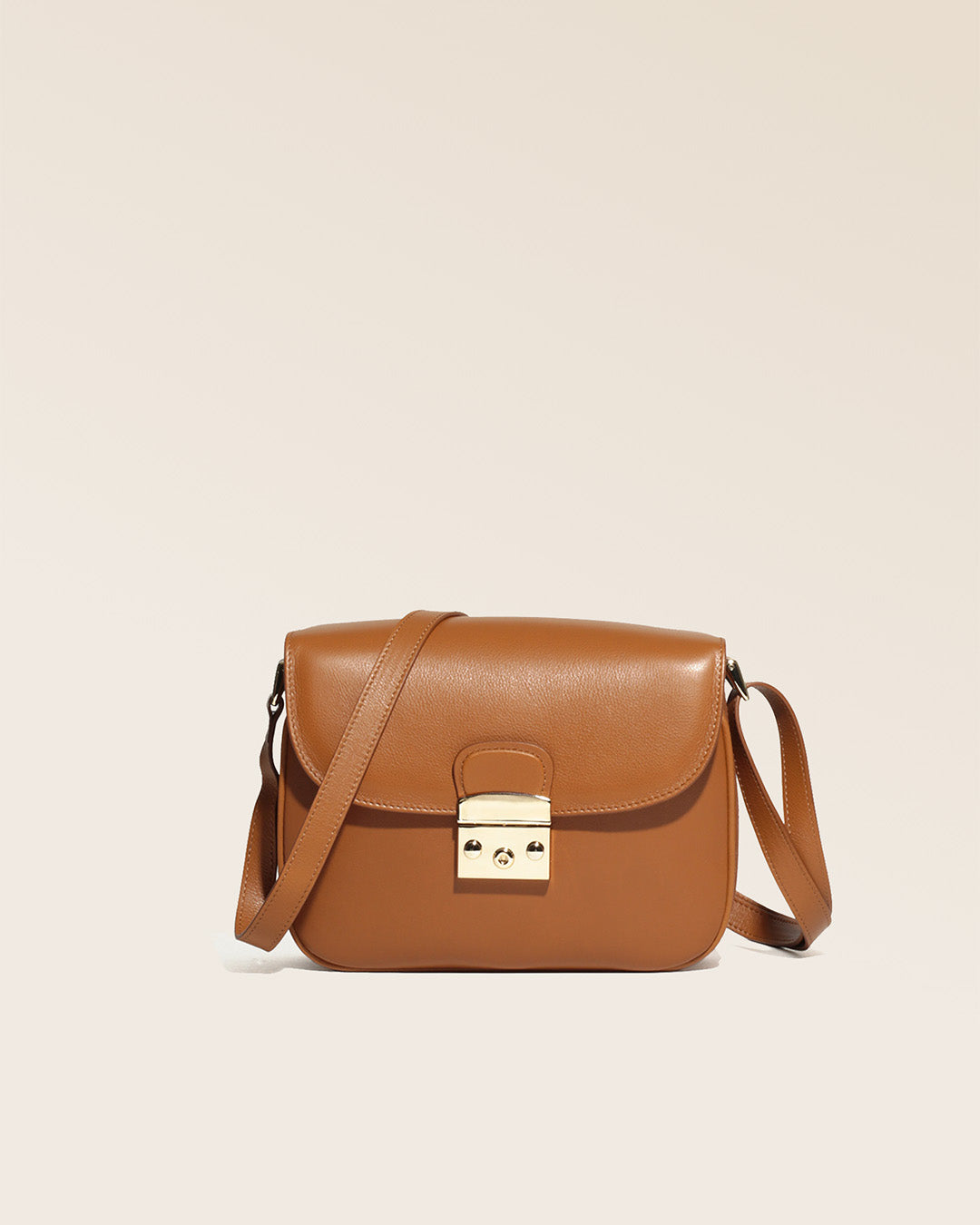 Notre sac Cornouaille en cuir vintage camel vu de face.