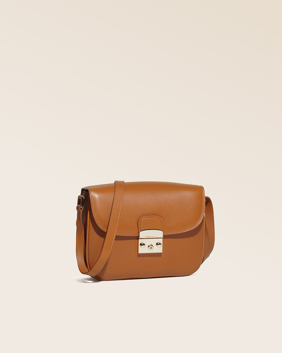 Notre sac Cornouaille en cuir vintage camel vu de côté.