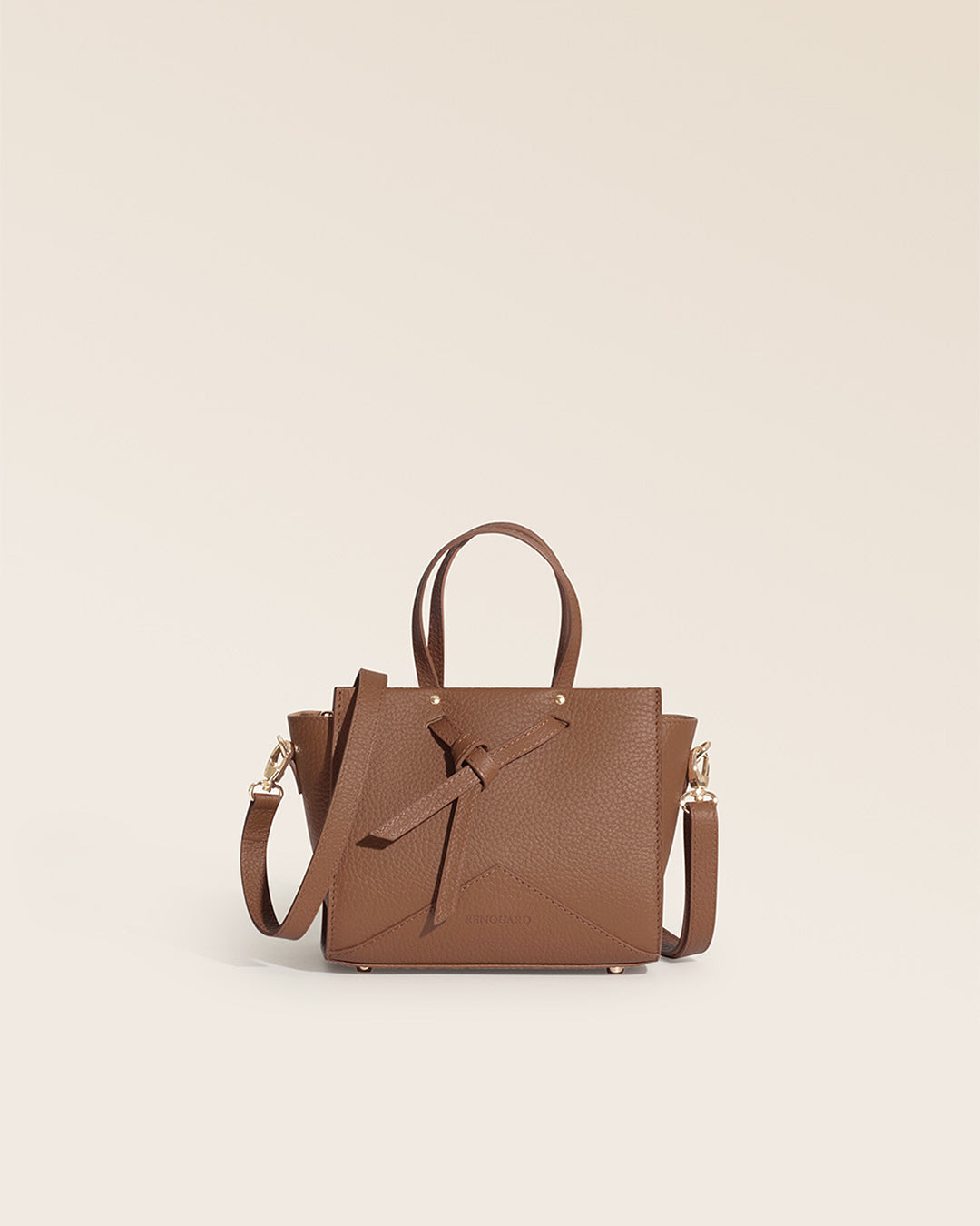 Notre sac Croisière Renouard en cuir façon vigogne fauve vu de face en studio.