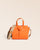 Notre sac Croisière en cuir façon vigogne orange et bandoulière coton sable, vu de face en studio.