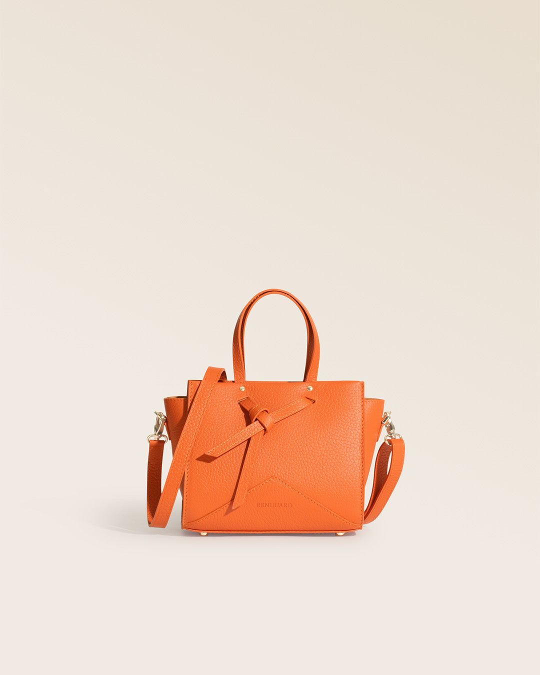 Notre sac Croisière Renouard en cuir façon vigogne orange vu de face en studio.