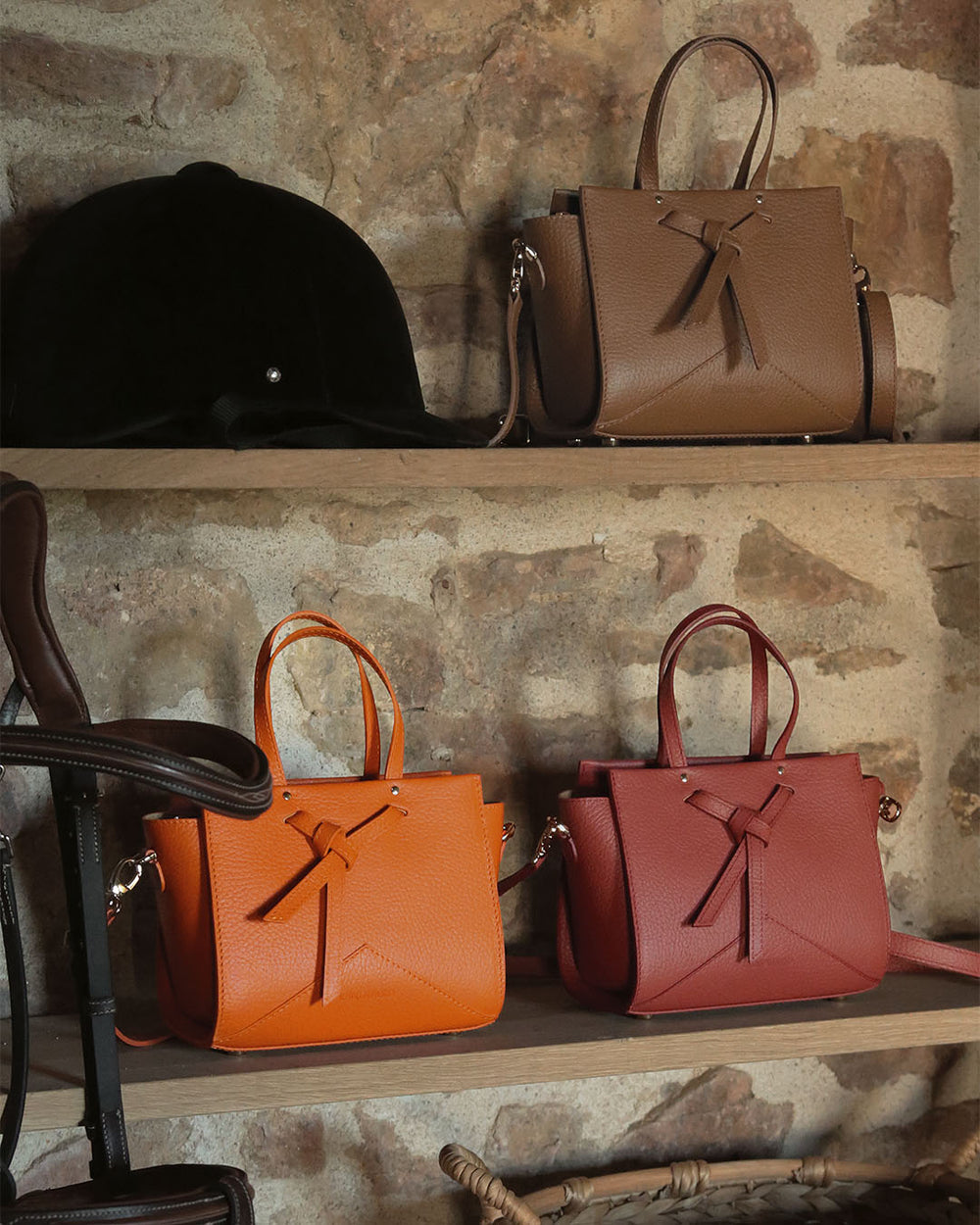 Nos sacs Croisière Renouard en cuir façon vigogne orange, fauve et terracotta vus en ambiance. 