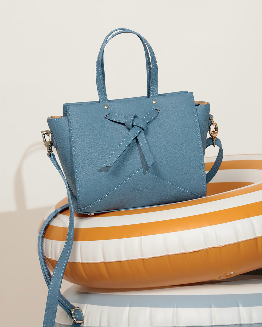 Notre sac Croisière Renouard en cuir façon vigogne bleu cobalt, vu en ambiance.