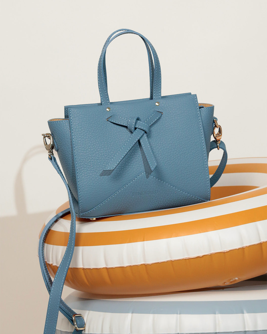 Notre sac Croisière Renouard en cuir façon vigogne bleu cobalt, vu en ambiance.