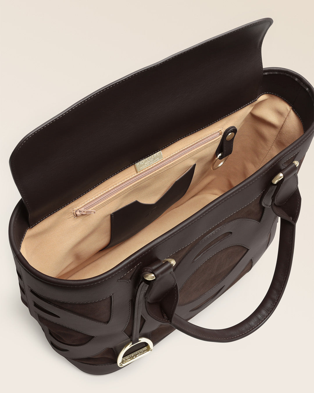 Notre sac Dandy Renouard en cuir veau velours espresso et lisse ébène, vu ouvert en studio.