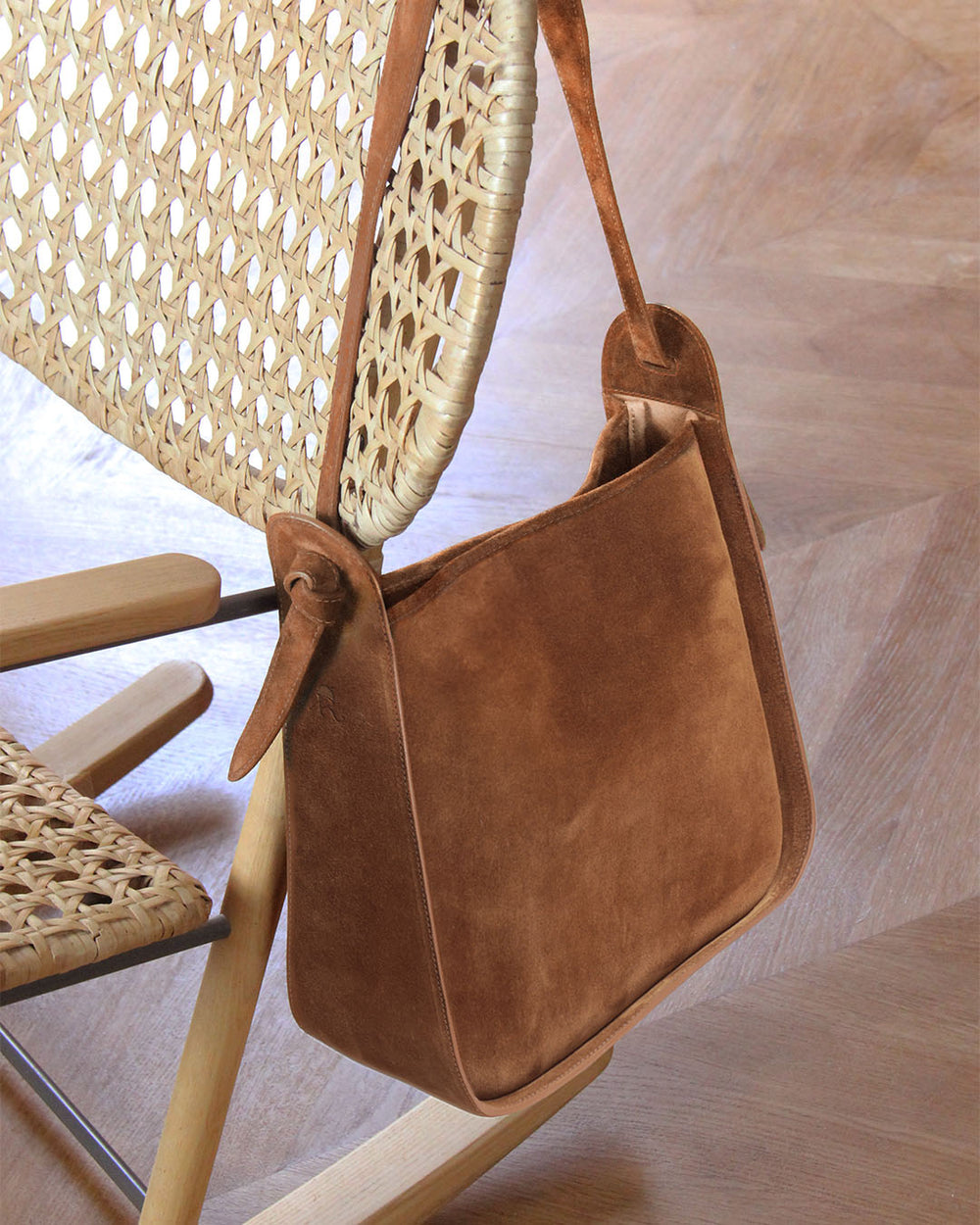 Notre sac Emilie Renouard en cuir veau velours noisette, vu en ambiance.