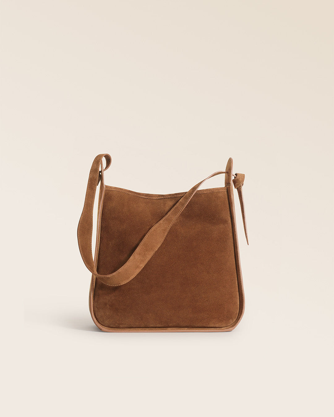 Notre sac Emilie Renouard en cuir veau velours noisette, vu de face en studio.