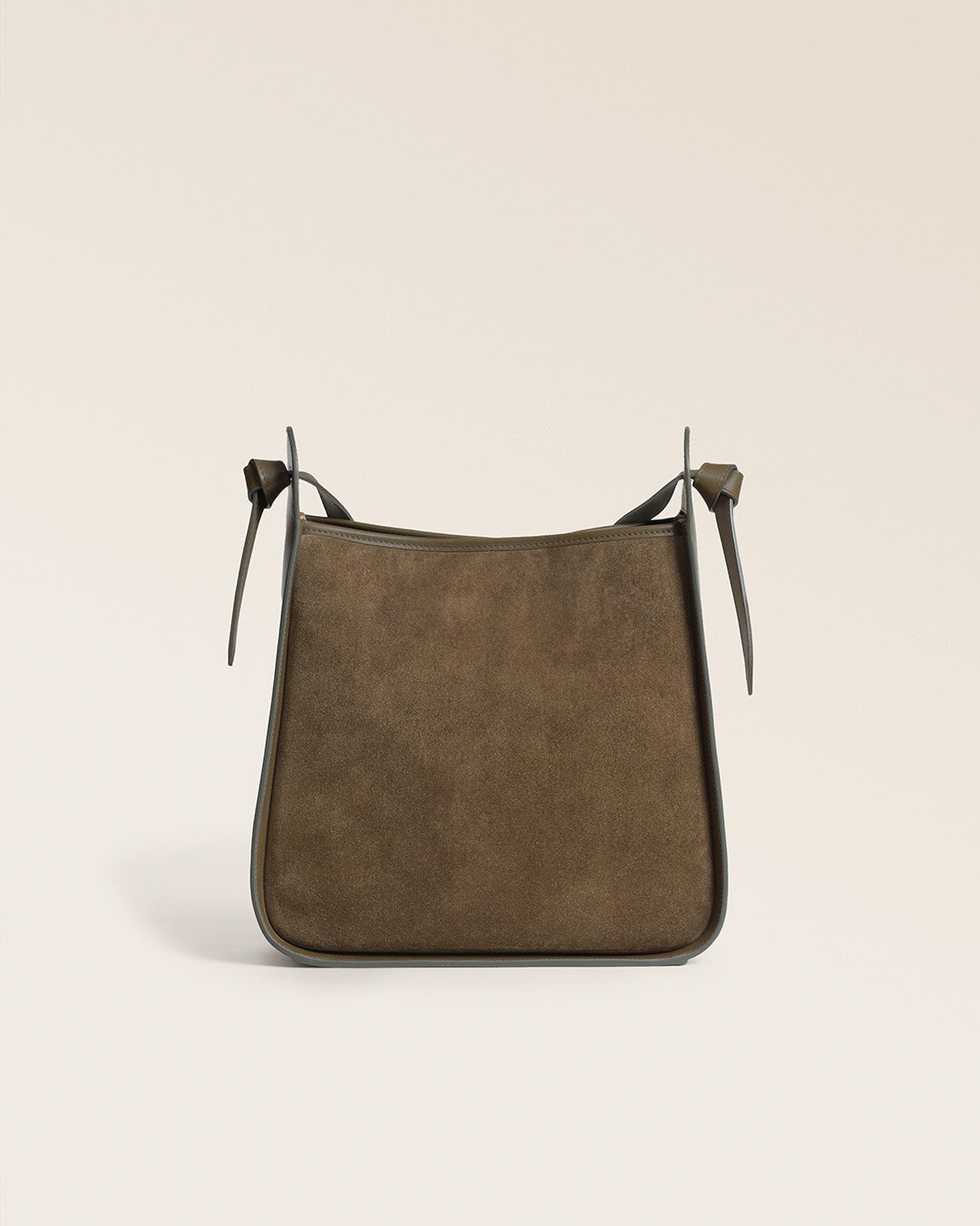 Le sac Émilie Renouard en cuir veau velours truffe et lisse truffe, vu de dos en studio.