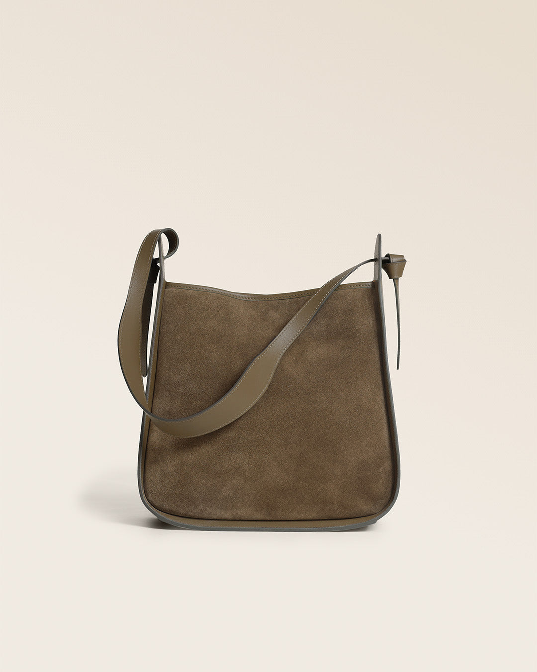 Le sac Émilie Renouard en cuir veau velours truffe et lisse truffe, vu de face en studio.