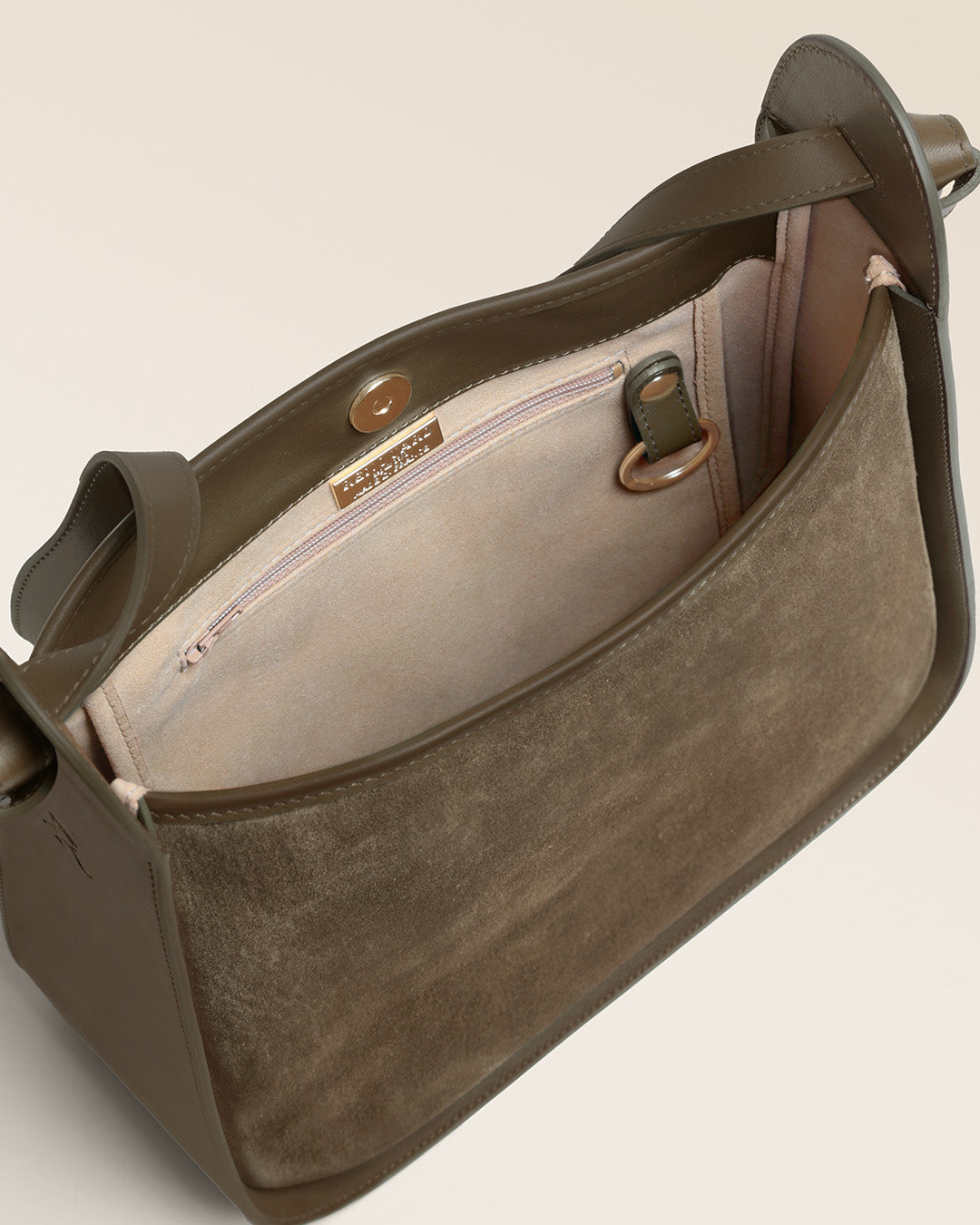 Le sac Émilie Renouard en cuir veau velours truffe et lisse truffe, vu ouvert en studio.