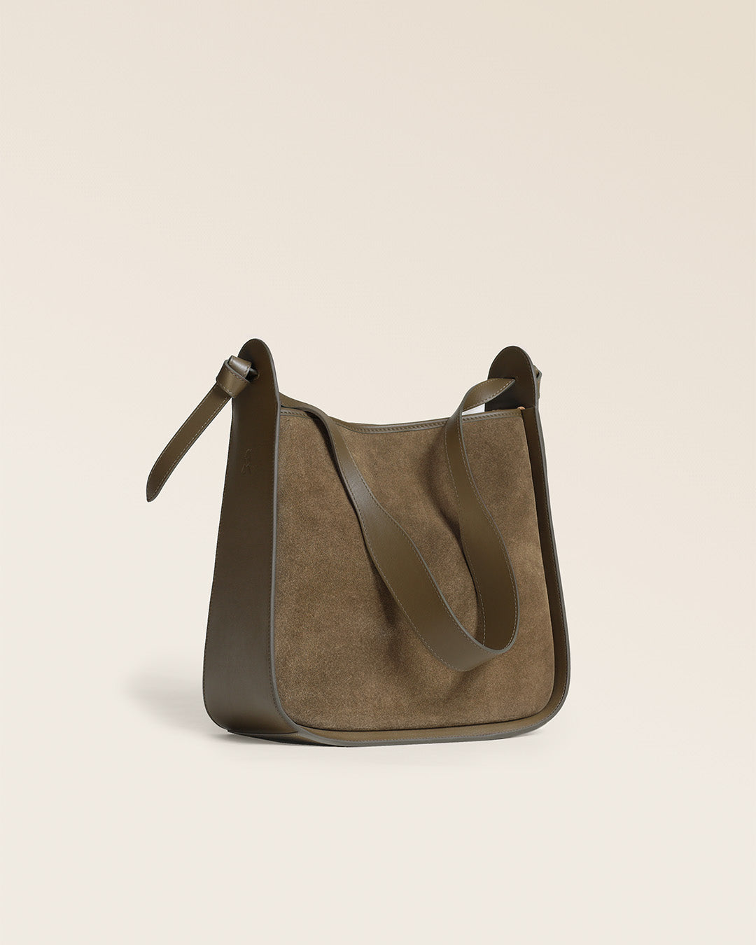 Le sac Émilie Renouard en cuir veau velours truffe et lisse truffe, vu de quart en studio.