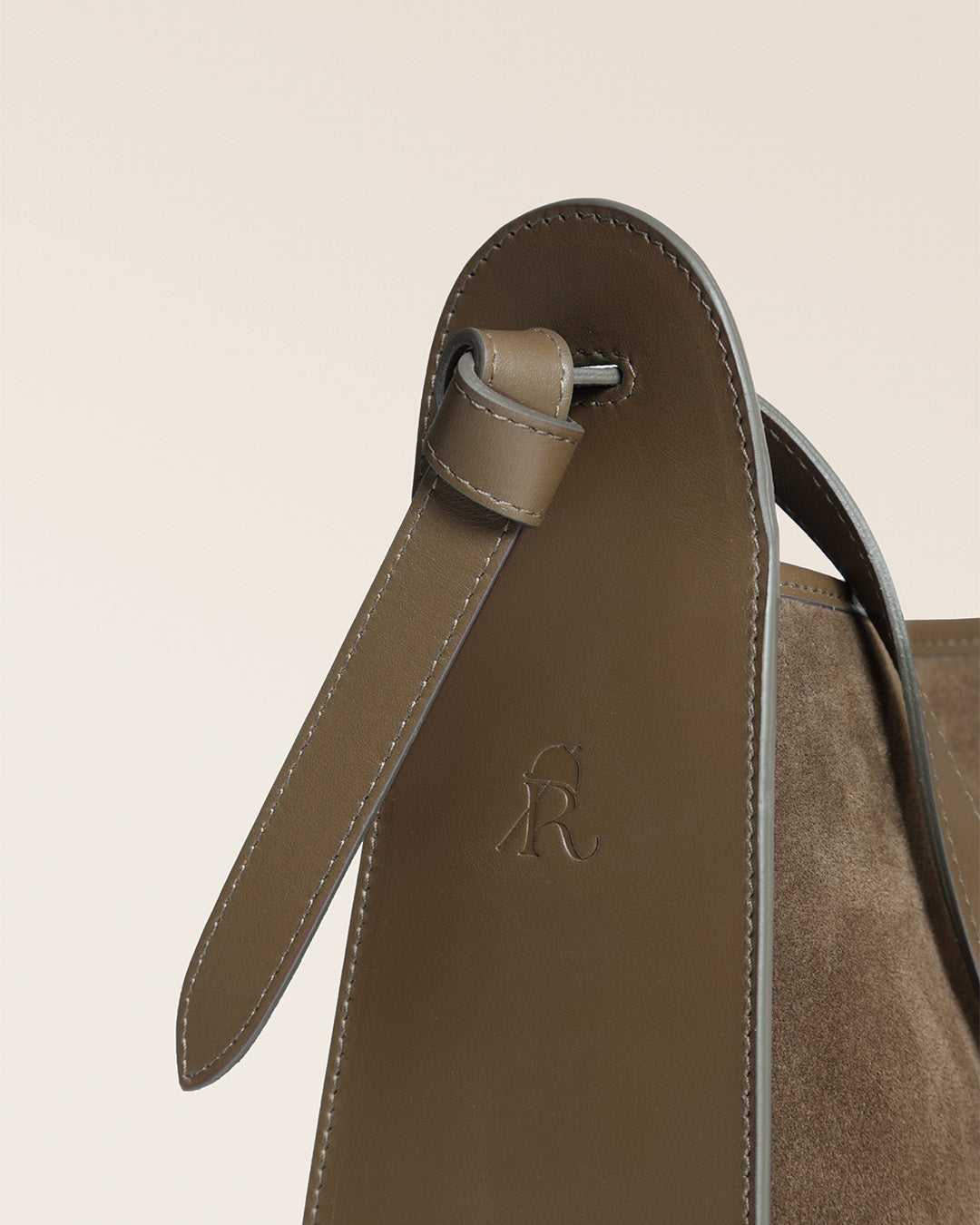 Le sac Émilie Renouard en cuir veau velours truffe et lisse truffe, vu de près en studio.