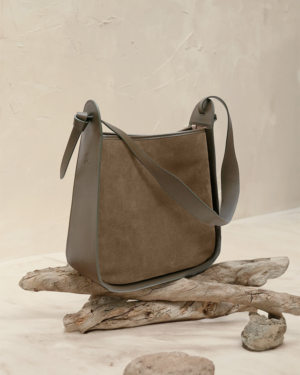 Le sac Émilie Renouard en cuir veau velours truffe et lisse truffe, vu de quart en ambiance.