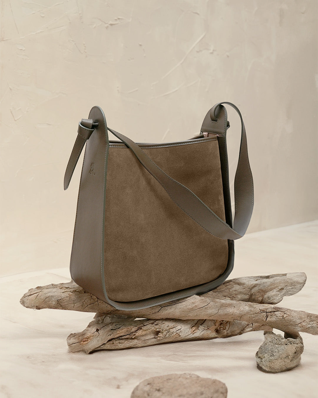 Le sac Émilie Renouard en cuir veau velours truffe et lisse truffe, vu de quart en ambiance.