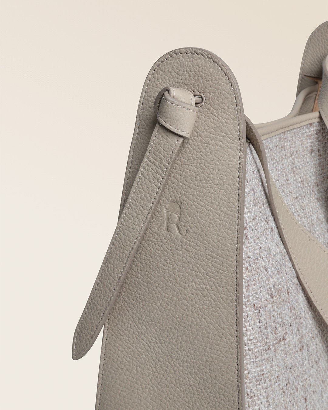 Notre sac Emilie Renouard en toile minérale et cuir façon vigogne corde, vu de près en studio.