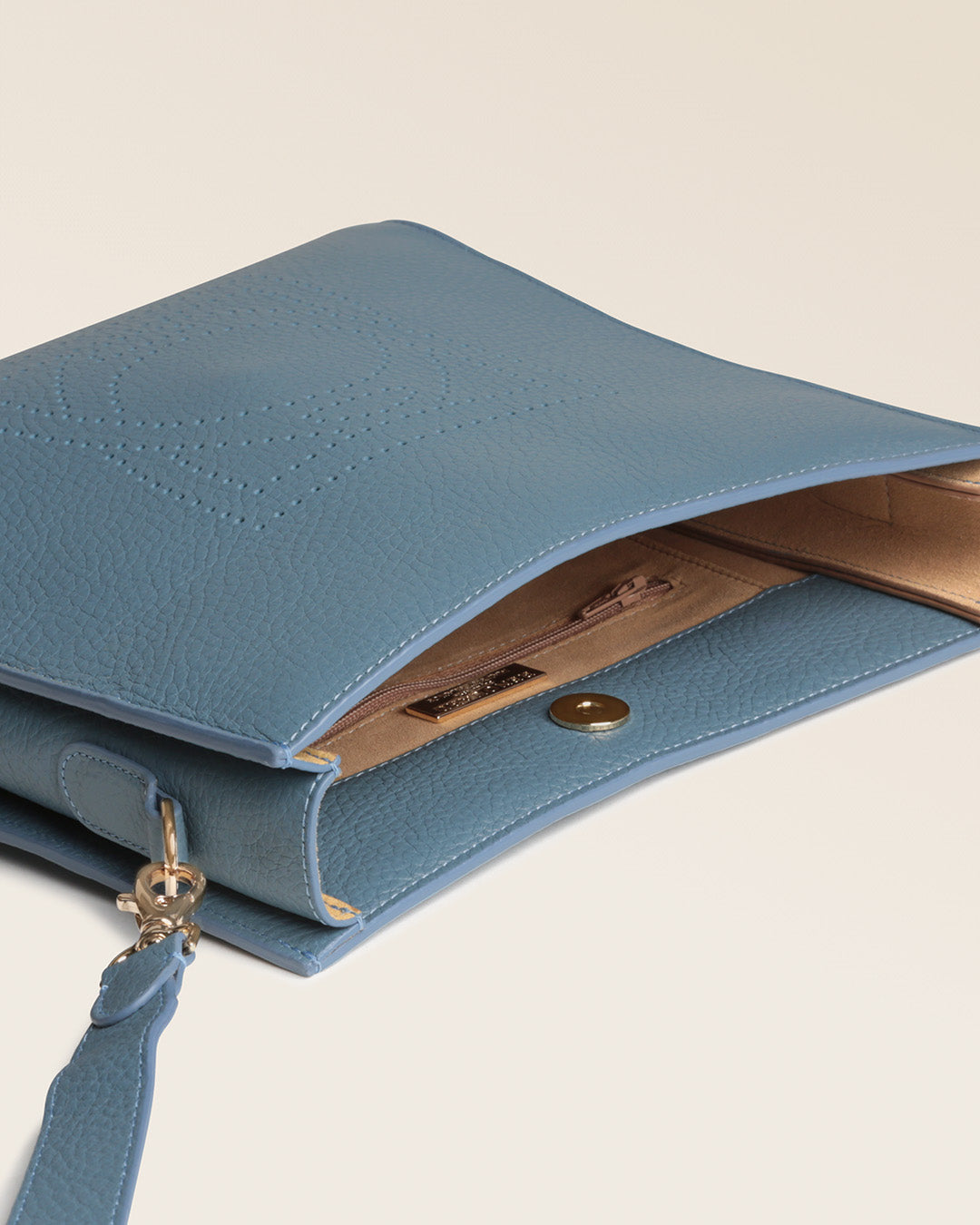 Notre sac Étrivière Renouard en cuir façon vigogne bleu cobalt, vu de l'intérieur en studio.