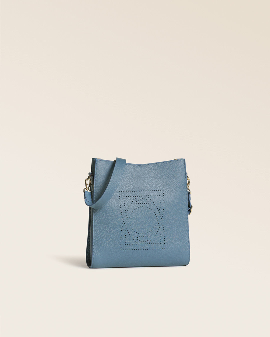 Notre sac Étrivière Renouard en cuir façon vigogne bleu cobalt, vu de quart en studio.