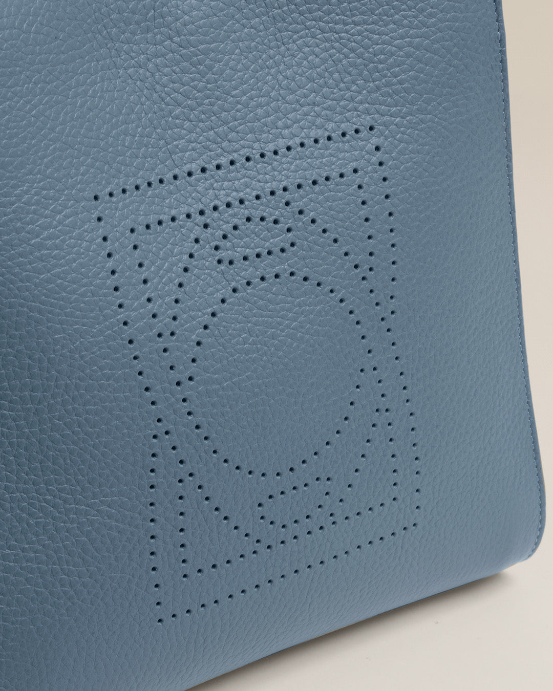 Notre sac Étrivière Renouard en cuir façon vigogne bleu cobalt et bandoulière cuir, vu de près en studio.