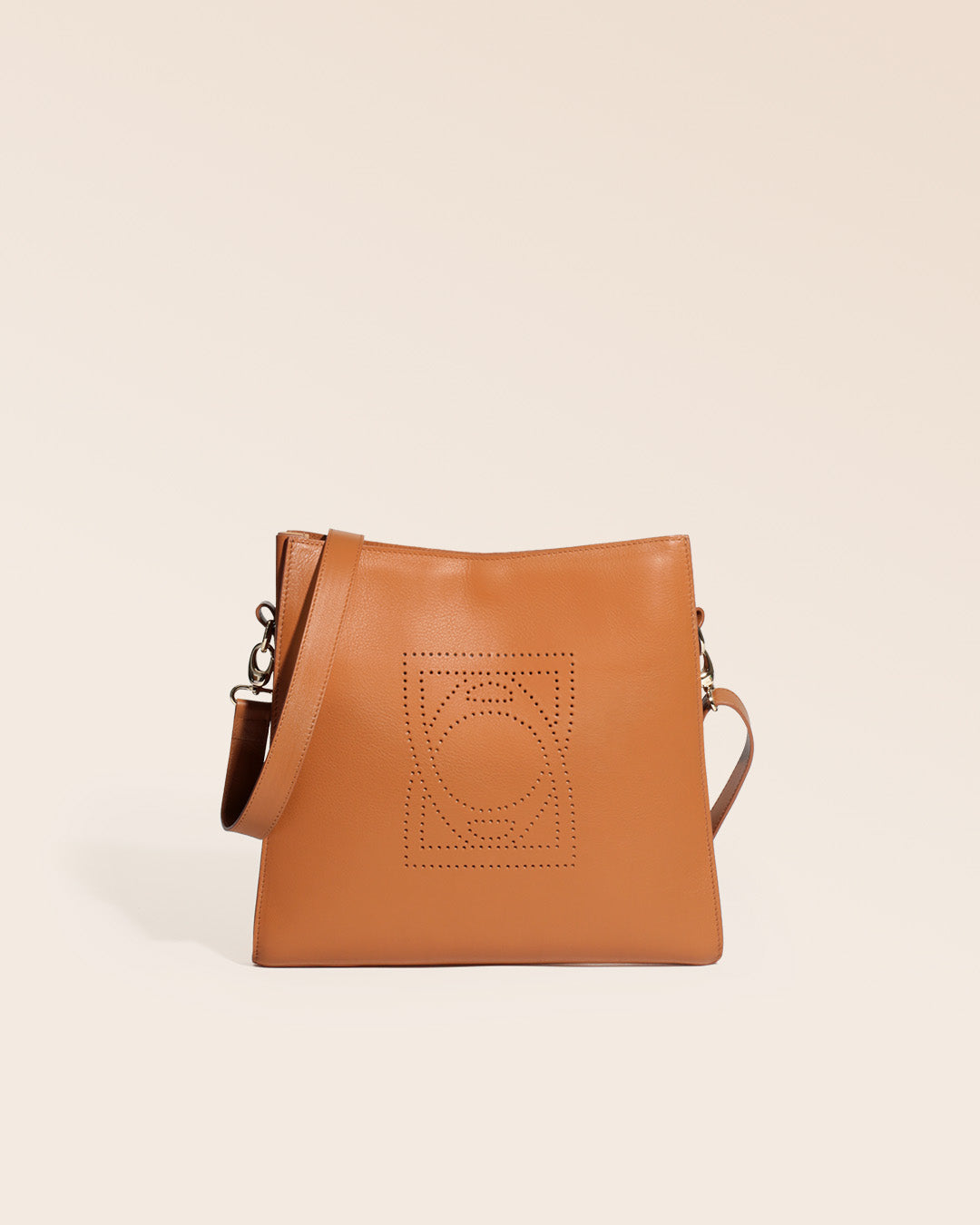 Notre sac Étrivière en cuir vintage camel et bandoulière cuir amovible vu de face en studio.