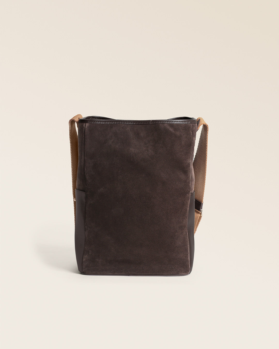 Le sac Gaspard Renouard en cuir veau velours espresso et lisse ébène, avec sa bandoulière coton camel, vu de dos en studio.