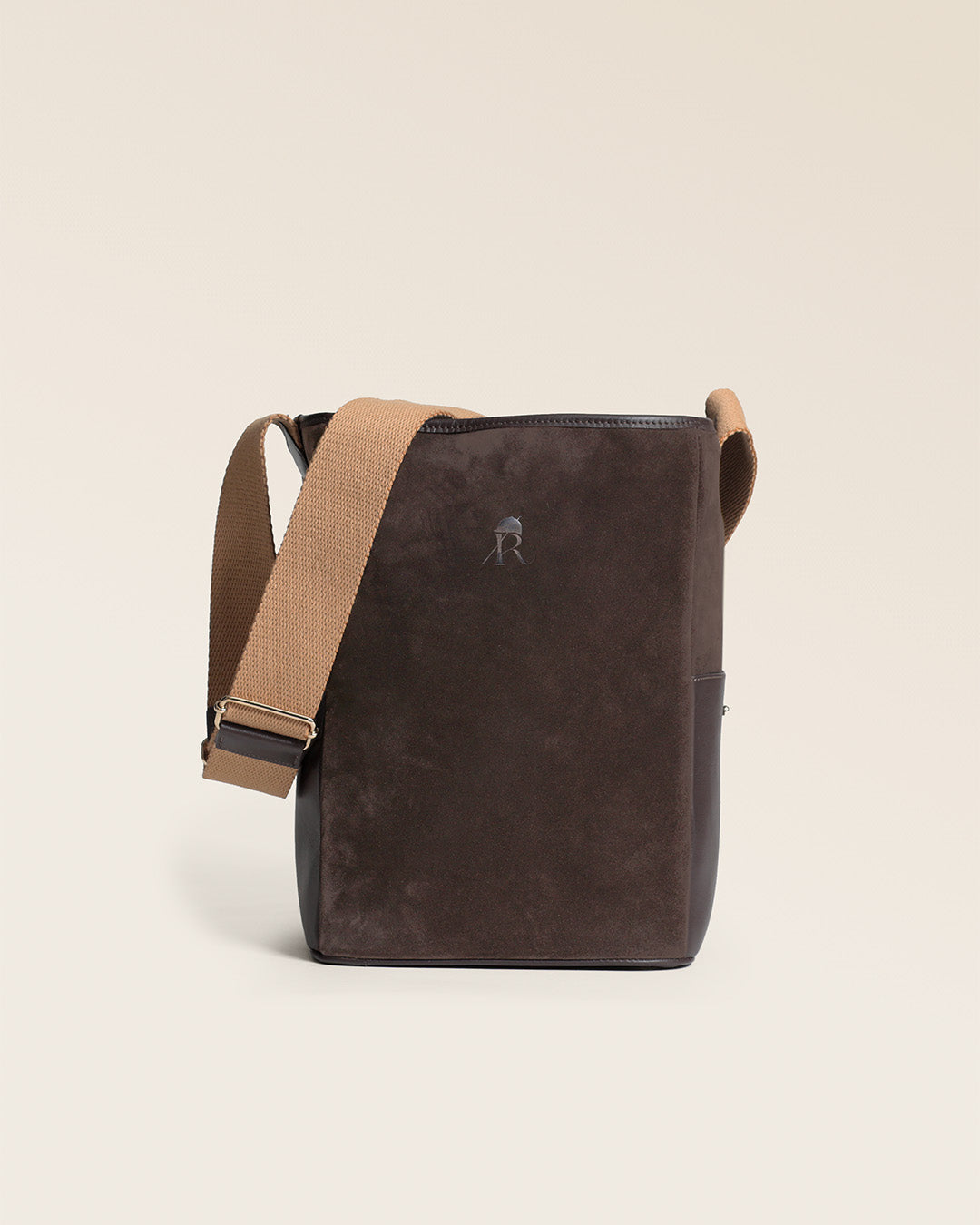 Le sac Gaspard Renouard en cuir veau velours espresso et lisse ébène, avec sa bandoulière coton camel, vu de face en studio.