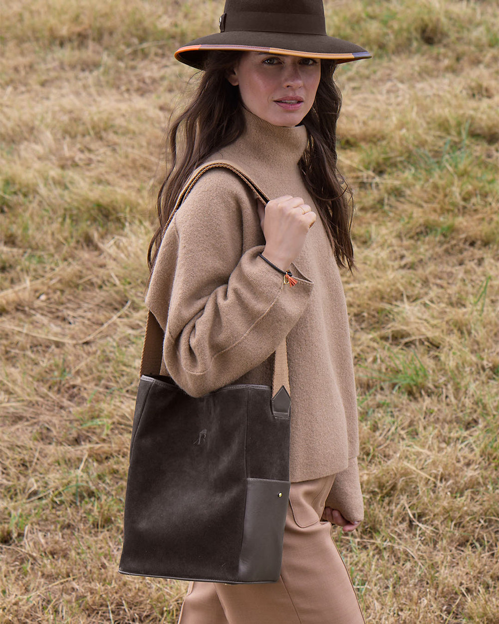 Le sac Gaspard Renouard en cuir veau velours espresso et lisse ébène, avec sa bandoulière coton camel, vu de face en studio.
