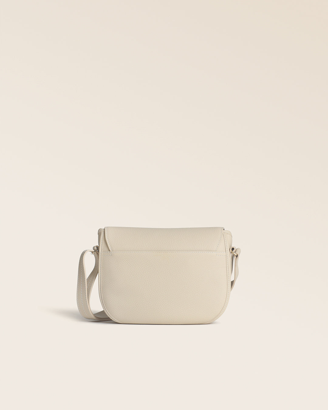 Notre sac gibecière Léa Renouard en cuir façon vigogne crème vu de dos en studio.