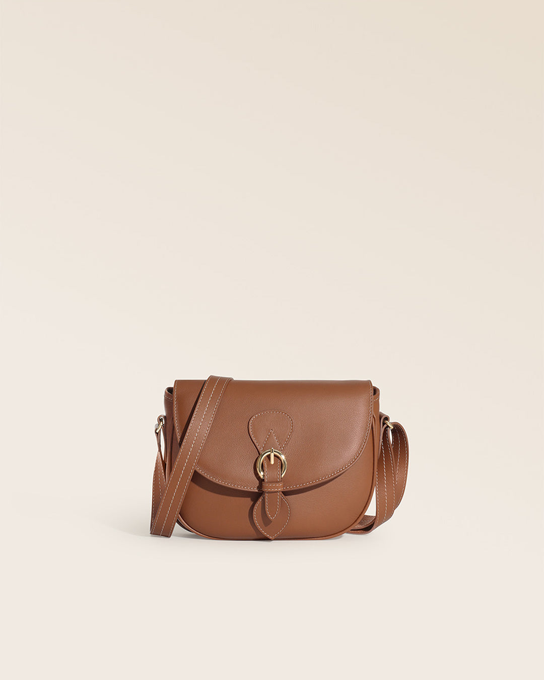 Notre sac gibecière Léa Renouard en cuir vintage camel, vu de face en studio.