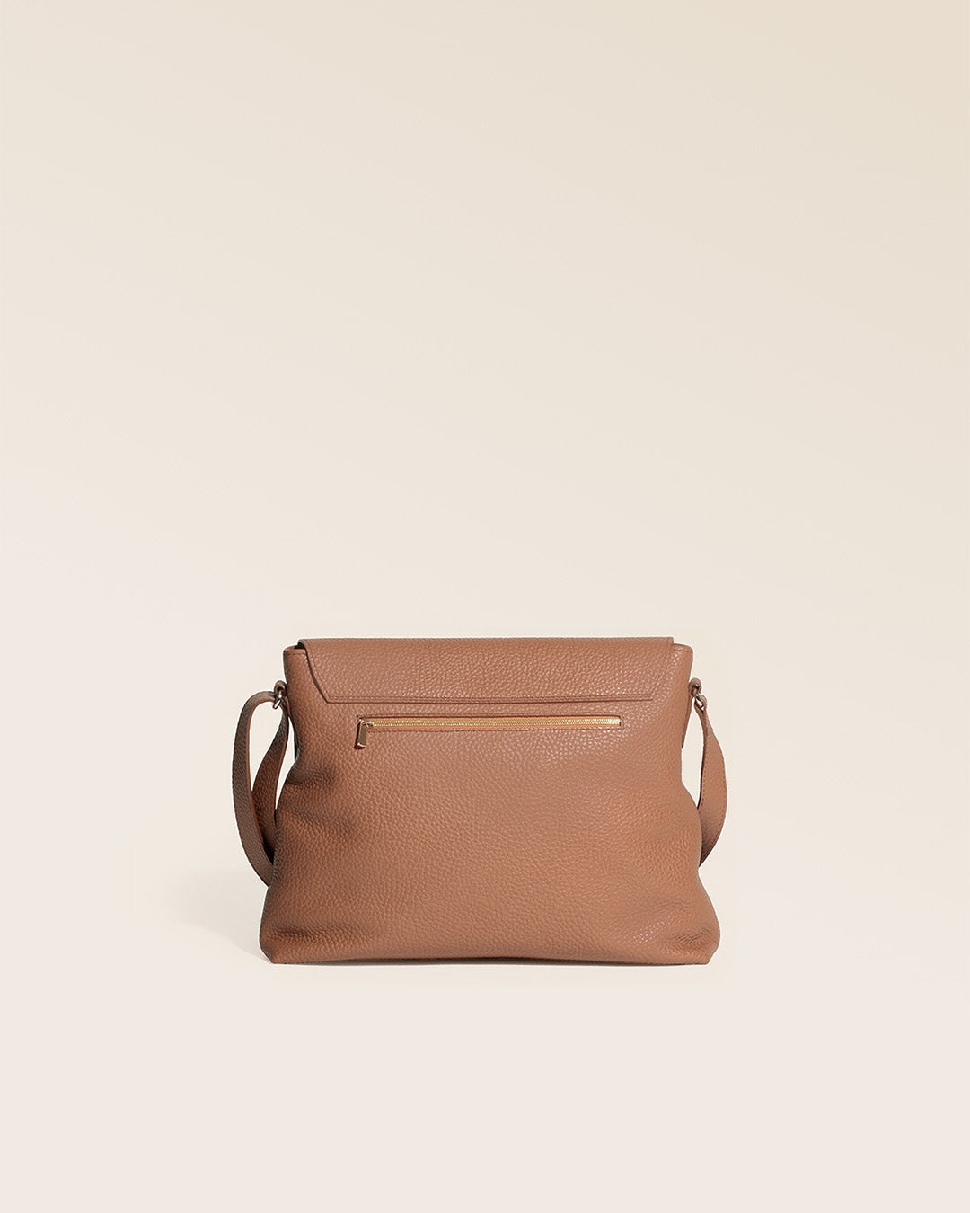 Notre sac Gwenn en cuir façon vigogne fauve vu de dos en studio.
