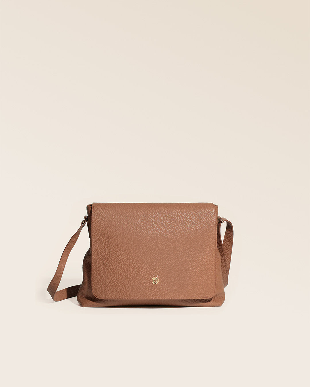 Our Gwenn bag in fawn-colored vicuña leather, seen from the front in the studio.