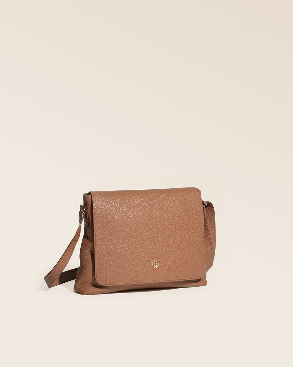 Notre sac Gwenn en cuir façon vigogne fauve vu de quart en studio.