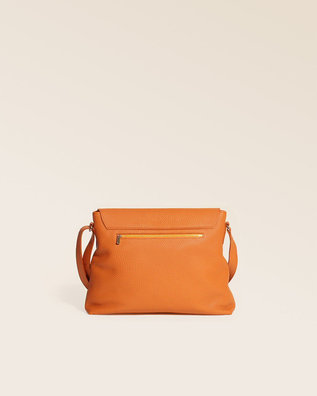 Notre sac Gwenn en cuir façon vigogne orange vu de dos en studio.