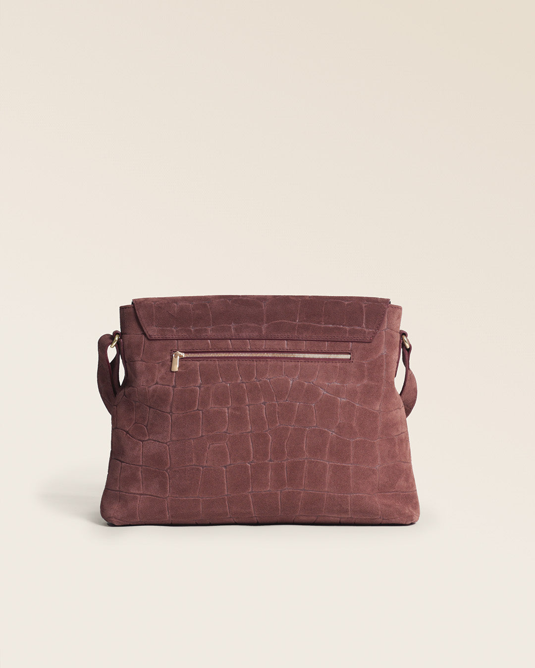 Le sac Gwenn Renouard en cuir veau velours façon croco acajou, vu de dos en studio.
