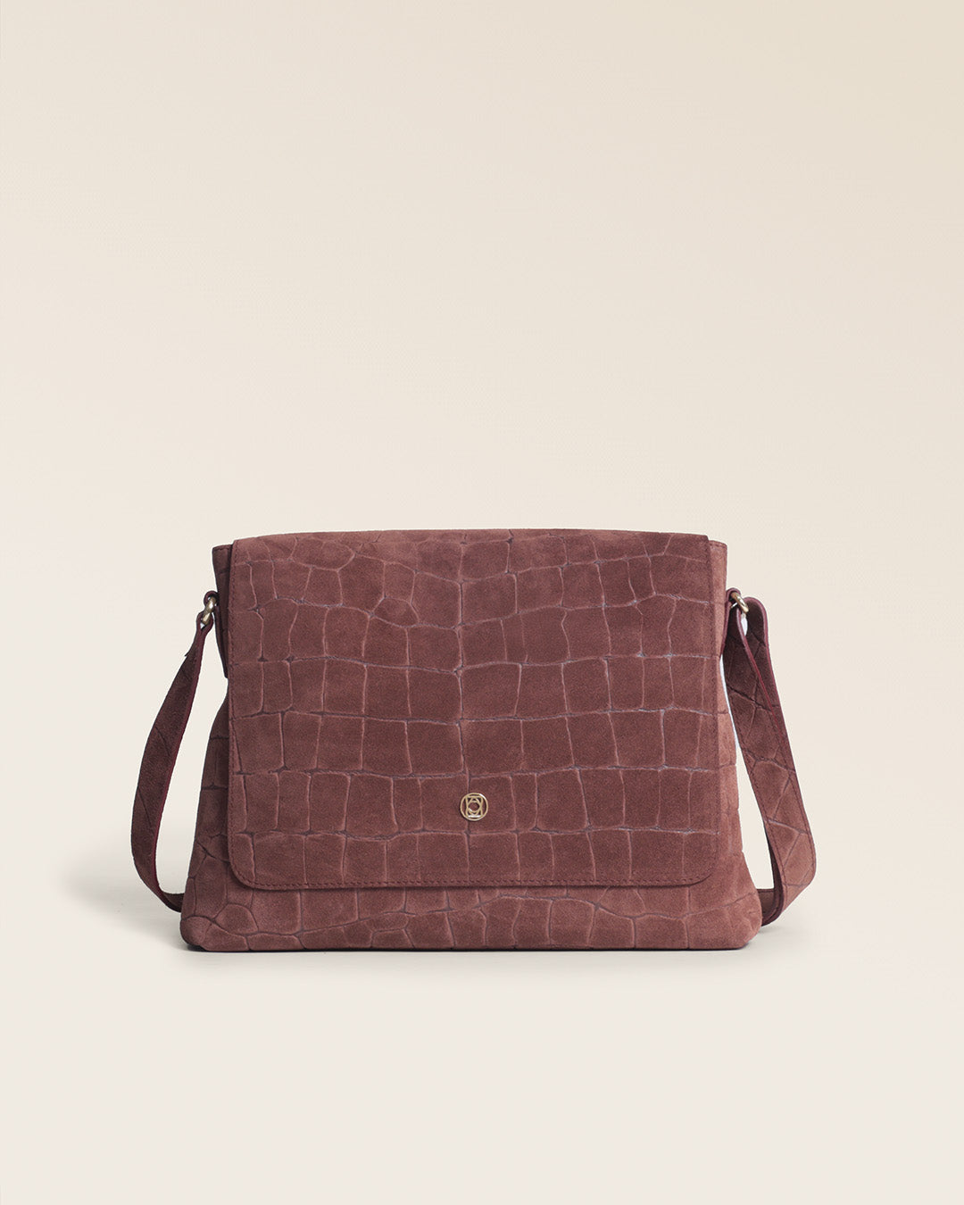 Le sac Gwenn Renouard en cuir veau velours façon croco acajou, vu de face en studio.