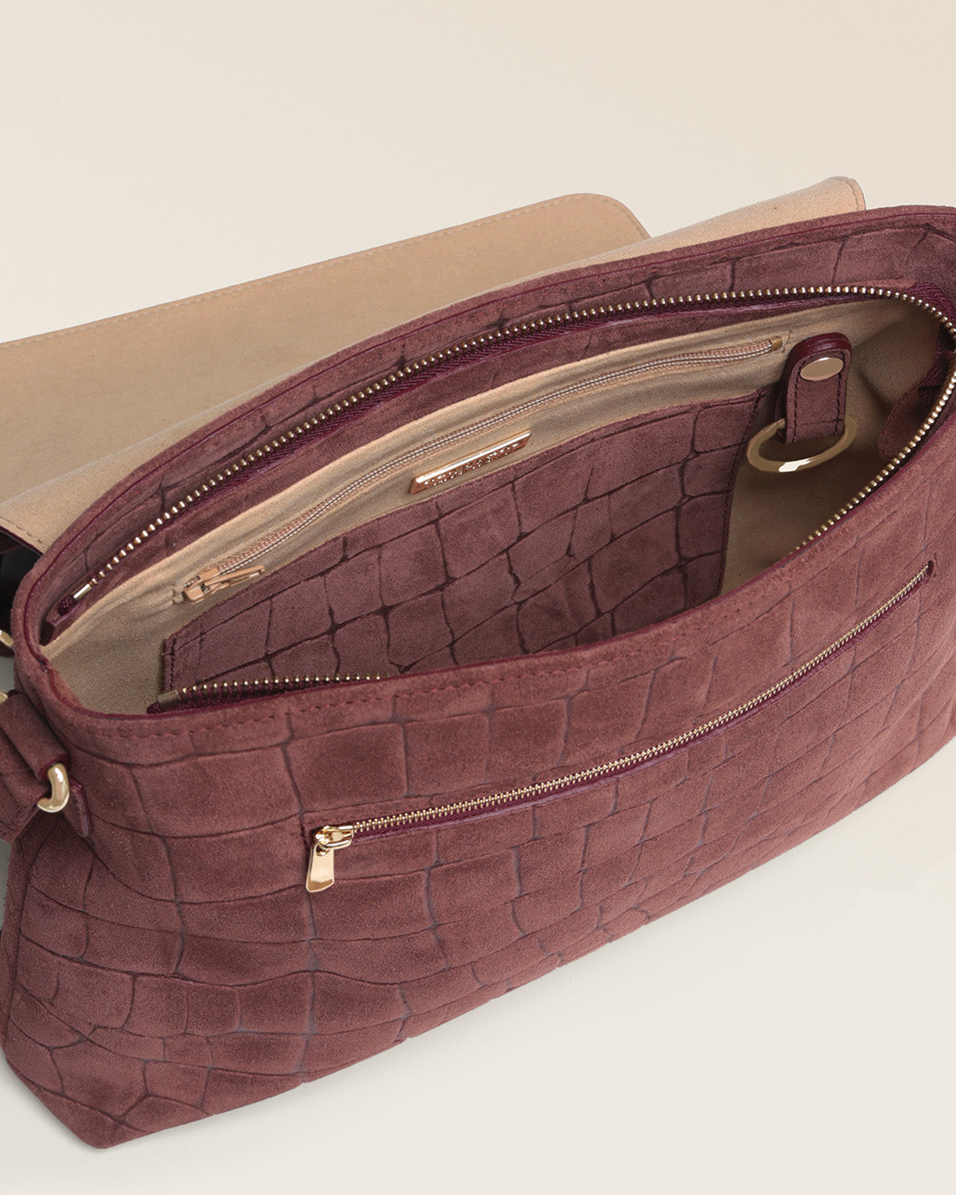 Le sac Gwenn Renouard en cuir veau velours façon croco acajou, vu ouvert en studio.