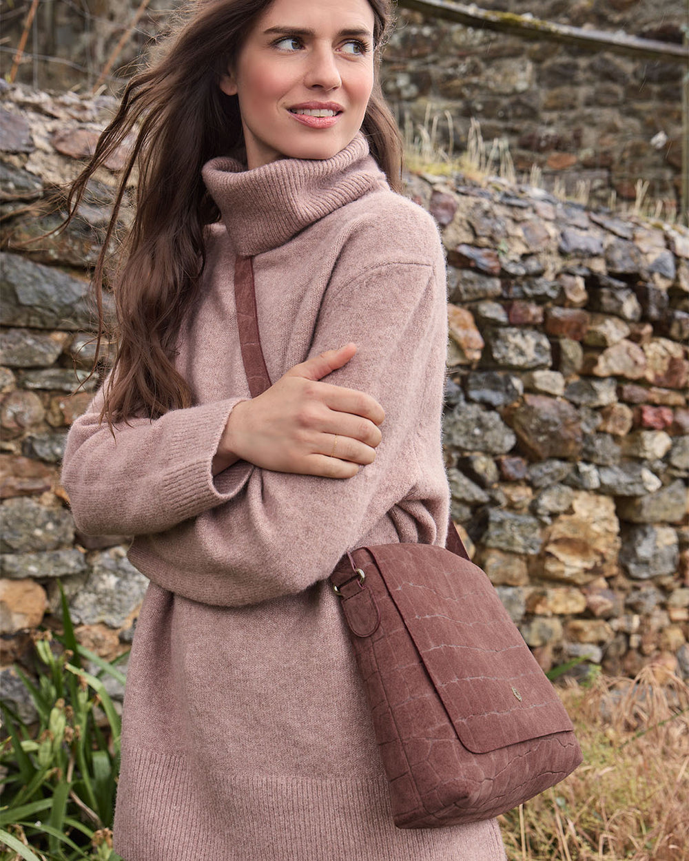 Le sac Gwenn Renouard en cuir veau velours façon croco acajou, vu porté par notre mannequin. 