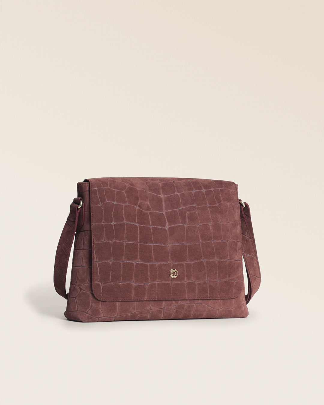 Le sac Gwenn Renouard en cuir veau velours façon croco acajou, vu de quart en studio.