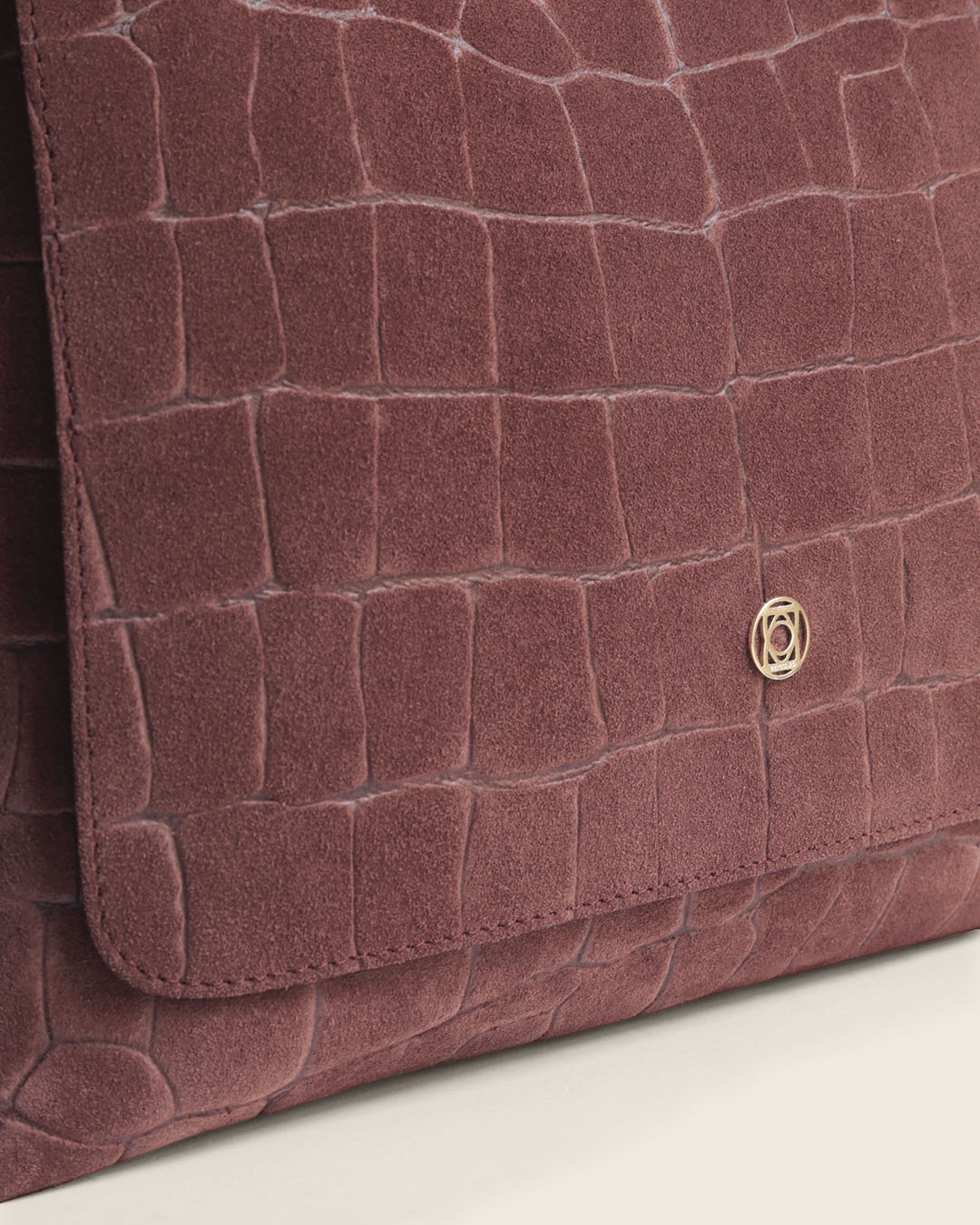 Le sac Gwenn Renouard en cuir veau velours façon croco acajou, vu de près en studio.