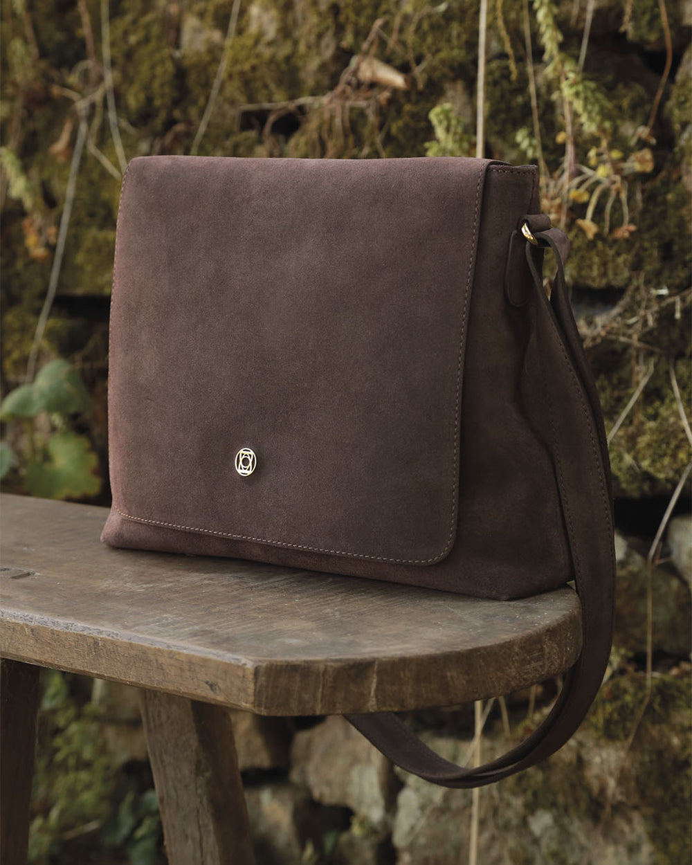 Notre sac Gwenn Renouard en cuir veau velours espresso, vu en ambiance.