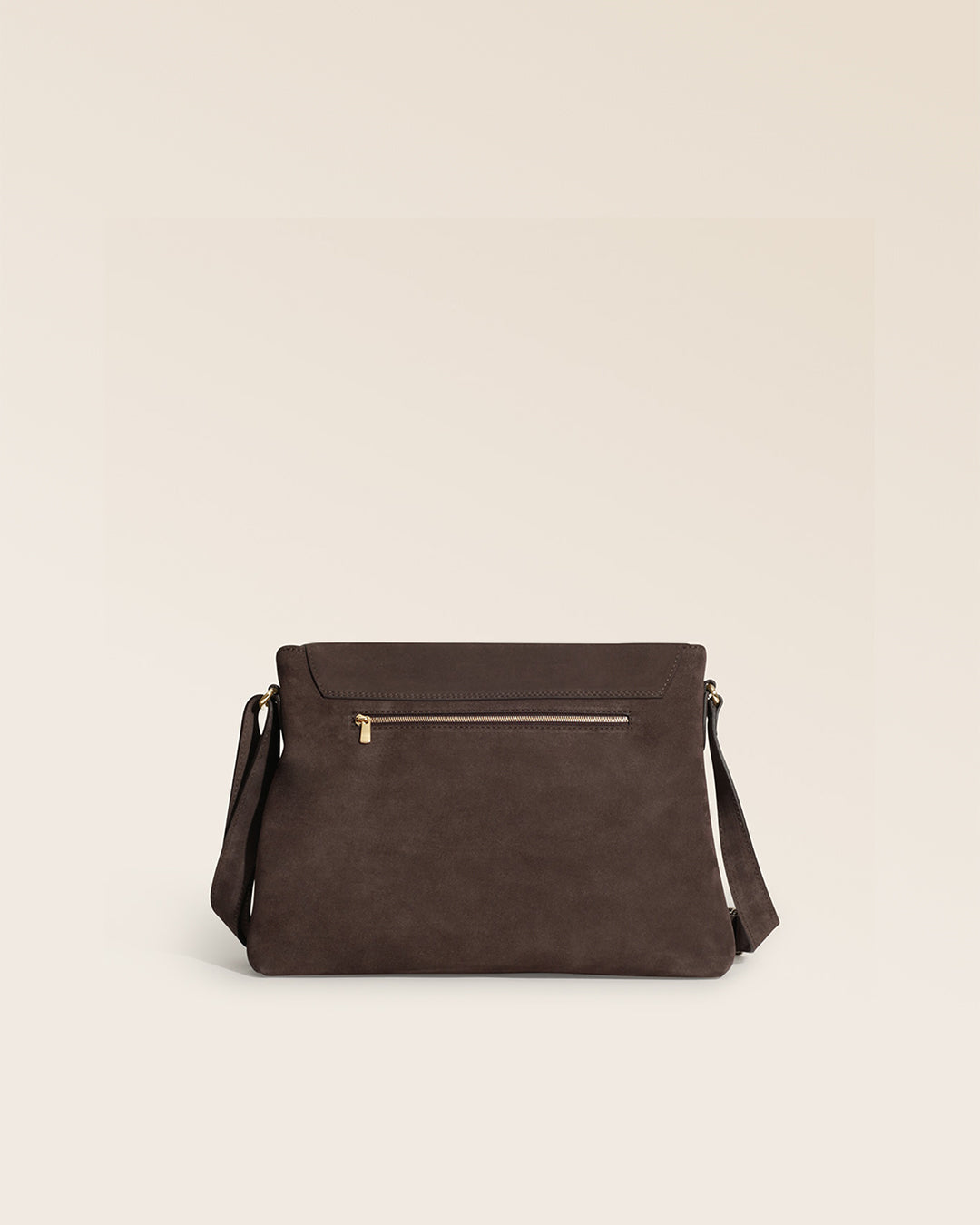 Notre sac Gwenn Renouard en cuir veau velours espresso, vu de dos en studio.