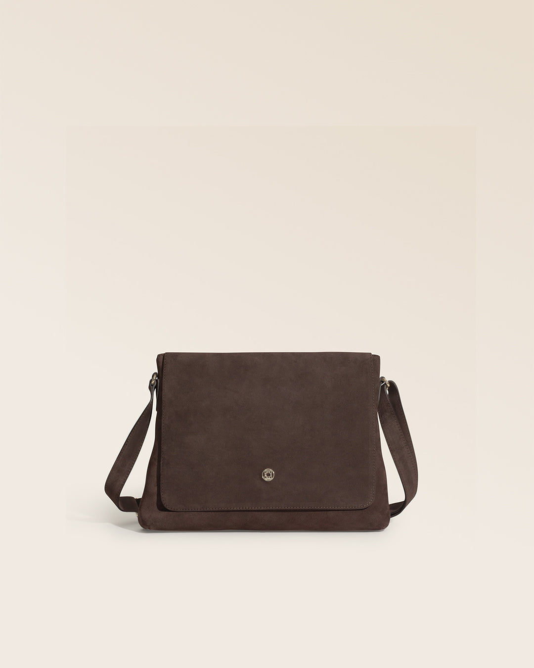 Notre sac Gwenn Renouard en cuir veau velours espresso, vu de face en studio.