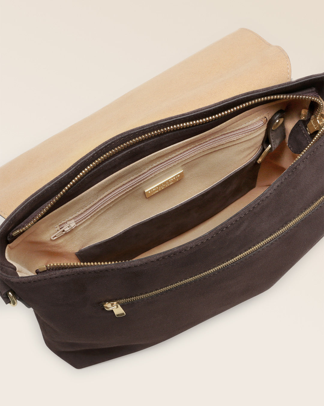 Notre sac Gwenn Renouard en cuir veau velours espresso, vu ouvert en studio.