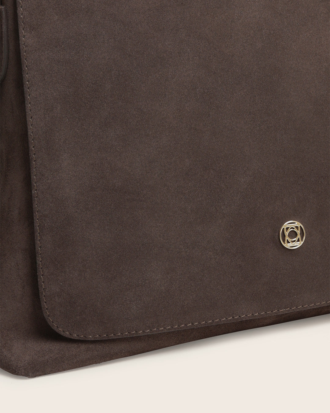 Notre sac Gwenn Renouard en cuir veau velours espresso, vu de près en studio.