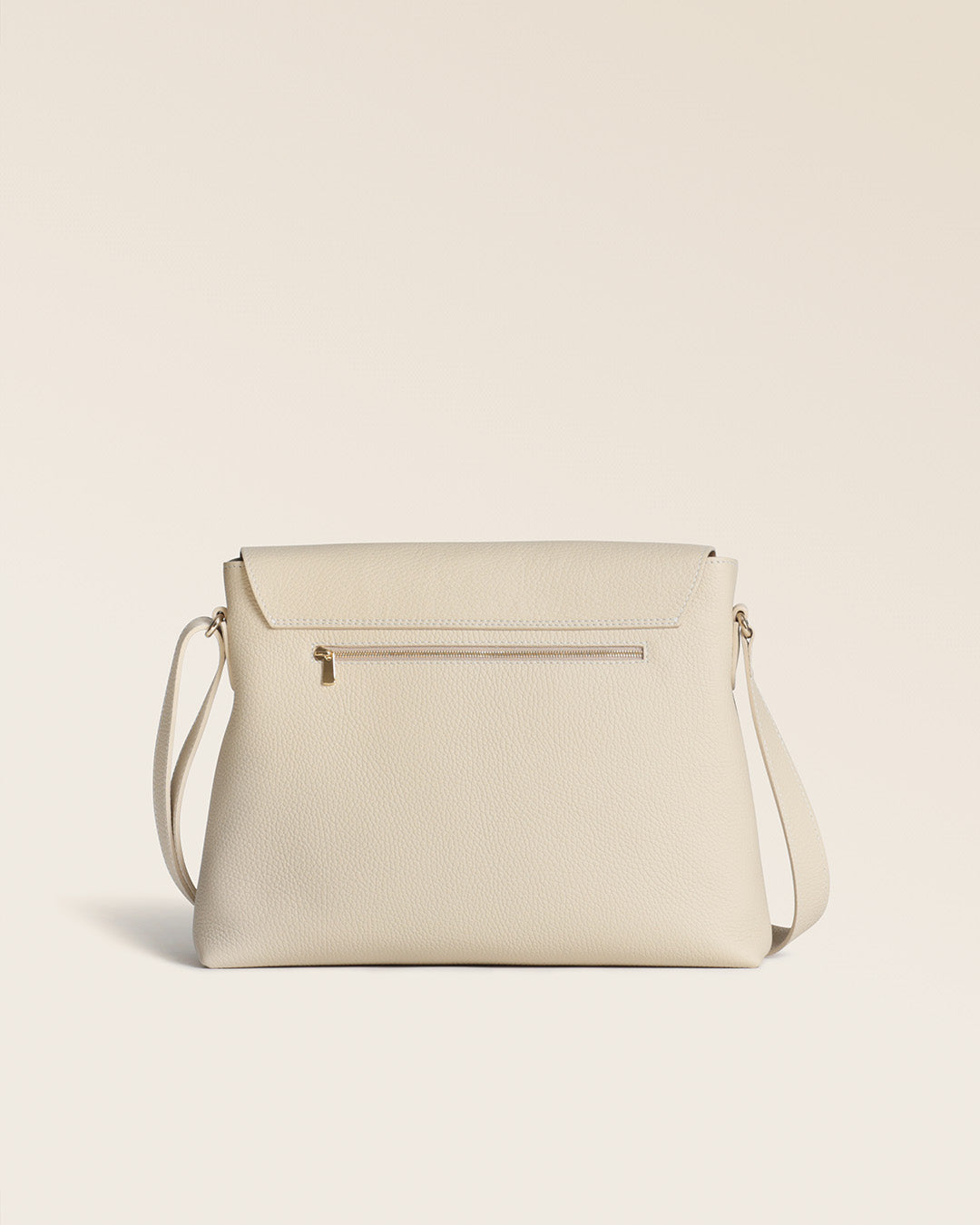 Notre sac Gwenn Renouard en cuir façon vigogne crème, vu de dos en studio.