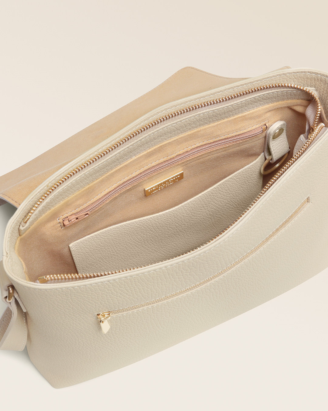 Notre sac Gwenn Renouard en cuir façon vigogne crème, vu de l'intérieur en studio.